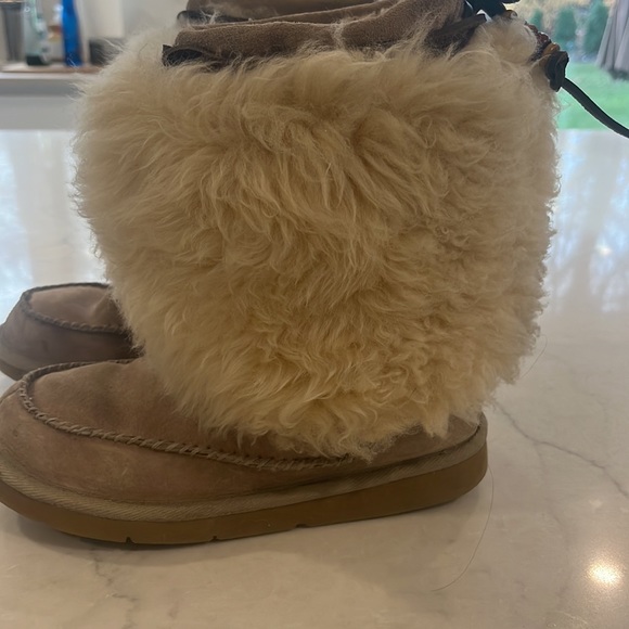 Authentic gently worn uggs - Picture 2 of 6